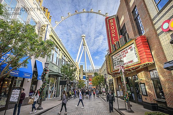 Geschäfte in der Einkaufsstraße The Linq Promenade  hinter The High Roller  Riesenrad  Las Vegas  Nevada  USA  Nordamerika