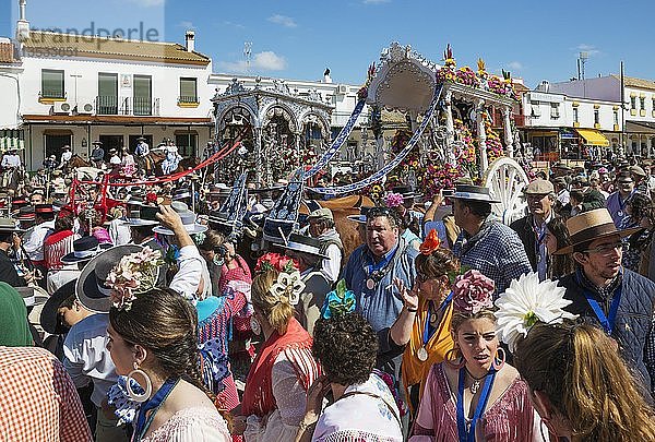 Dekorierte Ochsenkarren  Menschen in traditioneller Kleidung  Pfingstwallfahrt von El Rocio  Provinz Huelva  Andalusien  Spanien  Europa