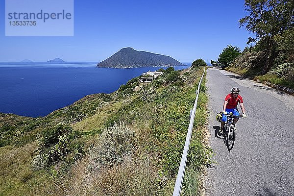 Radfahrer an der Punta del Legno Nero in Quattropani mit Blick auf die Insel Salina  Lipari  Äolische Inseln oder Äolische Inseln  Sizilien  Italien  Europa