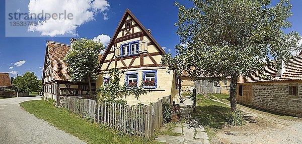 Historisches Fachwerkhaus mit Garten aus Mainfranken  Fränkisches Freilandmuseum Bad Windsheim  Bayern  Deutschland  Europa