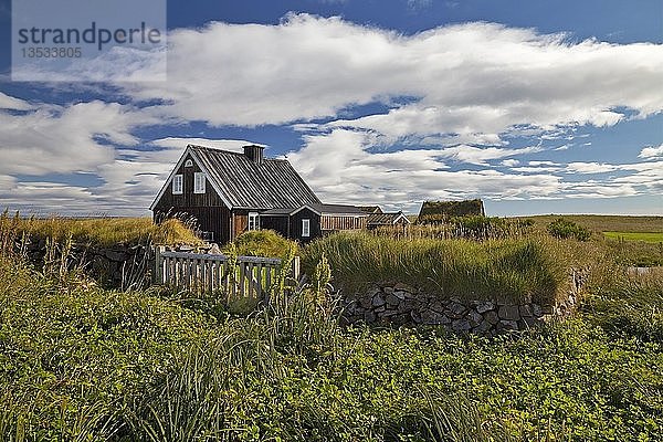 Holzhaus auf dem Lande  Arnarstapi  Snæfellsnes  Westisland  Island  Europa