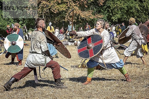 Nachstellung einer Schlacht auf dem größten Wikingerfest der Welt  Mosegaard Viking Moot  Aaarhus  Dänemark  Europa