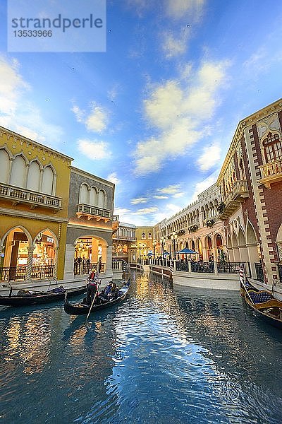 Replik Venedig  venezianische Gondeln mit Touristen auf dem Kanal  Canale Grande  Grand Canal  unter künstlichem Himmel  The Venetian Resort Hotel  Casino  Las Vegas Strip  Las Vegas  Nevada  USA  Nordamerika