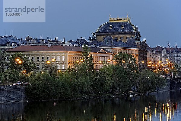 Blick auf das Nationaltheater am Abend  historisches Viertel  Prag  Böhmen  Tschechische Republik  Europa