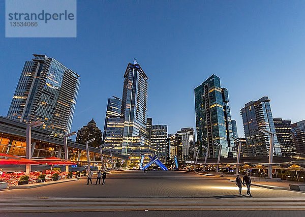 Platz Jack Poole Plaza mit Statue  Olympischer Kessel  Wolkenkratzer an der Promenade  Abendstimmung  Coal Harbour  Vancouver  British Columbia  Kanada  Nordamerika