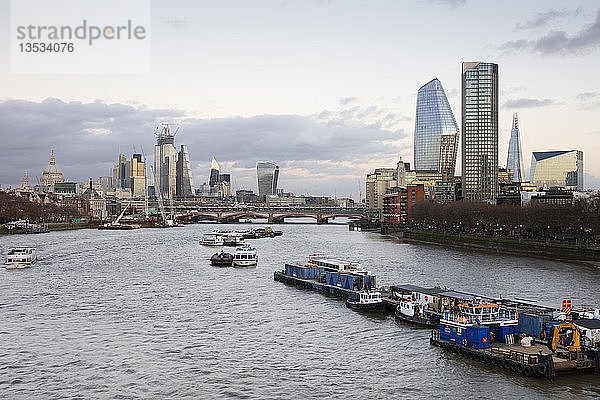 Panorama auf die Themse  London City und Southwark  London  England  Großbritannien