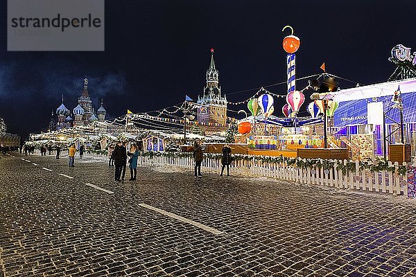 Weihnachtsmarkt neben der GUM-Eislaufbahn  GUM-Katok  Roter Platz  Moskau  Russland  Europa