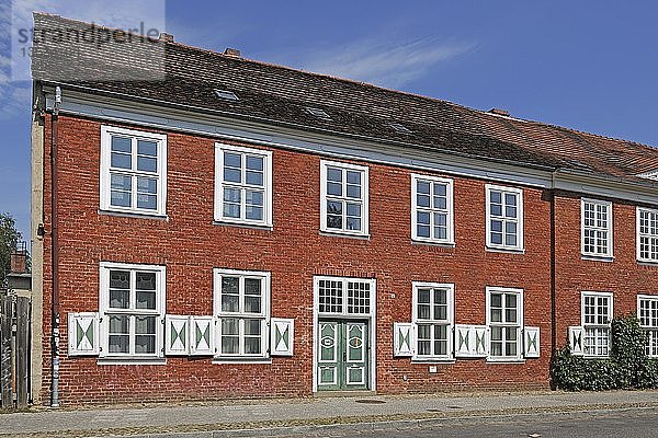 Denkmalgeschützte historische Häuserzeile im Holländischen Viertel von 1733 in Potsdam  Brandenburg  Deutschland  Europa