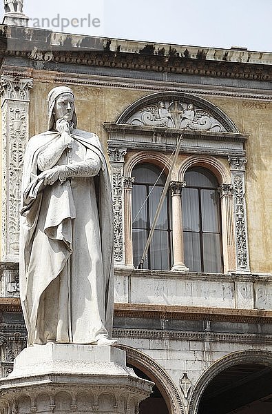 Statue von Dante Alighieri  im Hintergrund die Loggia del Consiglio  Piazza dei Signori  Verona  Venetien  Italien  Europa