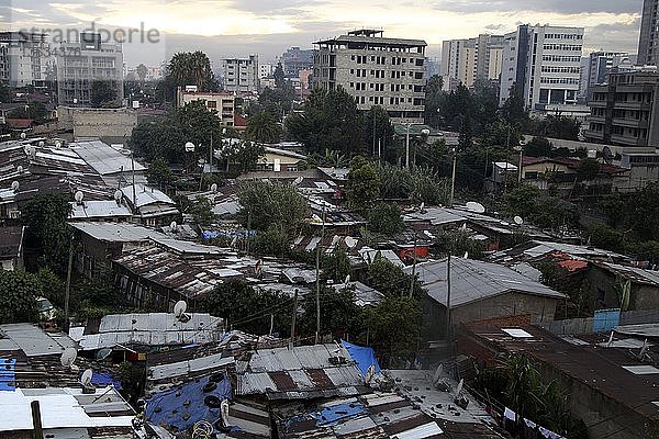 Armes Viertel mit Wellblechhütten am Stadtrand  Stadtansicht  Addis Abeba  Äthiopien  Afrika