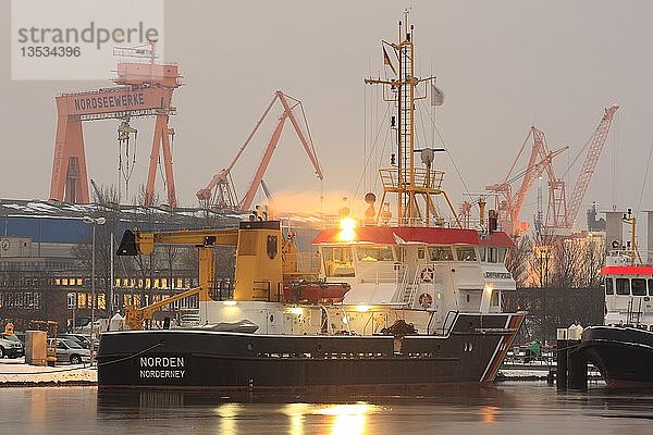 Hafenansicht mit dem Schiff der Seepolizei  im Hintergrund der Kran der Nordseewerke  Emden  Ostfriesland  Niedersachsen  Deutschland  Europa