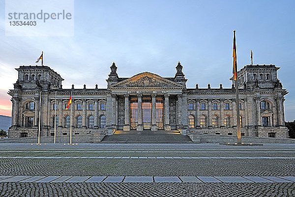 Reichstag bei Sonnenaufgang  Berlin  Deutschland  Europa