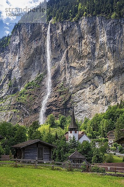 Ansicht von Lauterbrunnen mit Staubbach-Fällen  Interlaken-Oberhasli  Bern  Schweiz  Europa