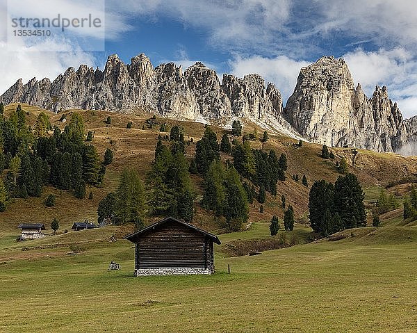 Landschaftsfoto mit Almhütte vor Bergkette  Grödnerjoch  Dolomiten  Südtirol  Italien  Europa