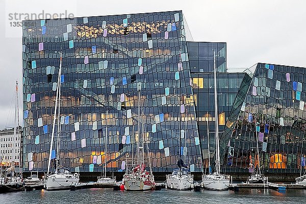 Konzerthaus Harpa mit Hafen  dichromatische Glasfassade mit Farbeffekten von Olafur Eliasson  Reykjavik  Island  Europa