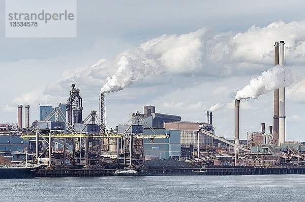 Tata-Stahlwerk an der Nordseeküste bei Amsterdam  Nordholland  Niederlande  Europa