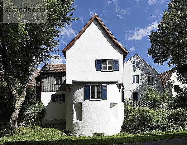 Ehemaliger Wehrturm der Memminger Stadtbefestigung  an der Pfaffengasse  auf dem Sockel des runden Wehrturms wurde ein Wohnhaus errichtet  Memmingen  Schwaben  Bayern  Deutschland  Europa