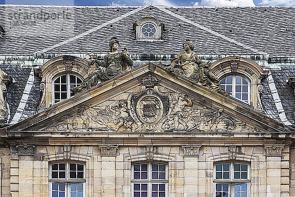 Giebel mit Skulpturen  Innenhof des Palais Ruhan  Straßburg  Elsass  Frankreich  Europa