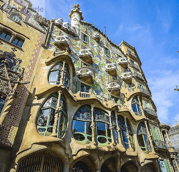 Hausfassade  Fassade der Casa Battló des Architekten Antoni Gaudi  Modernisme  Passeig de Gracia  Barcelona  Spanien  Europa