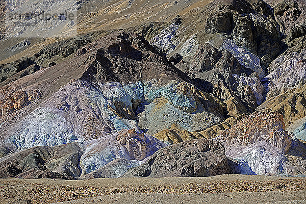 Von Mineralien gefärbte Steine bei der Künstlerpalette im Abendlicht  Death Valley National Park  Kalifornien  USA  Nordamerika