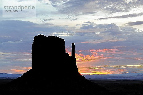 West Mitten Butte bei Sonnenaufgang  Monument Valley  Arizona  USA  Nordamerika