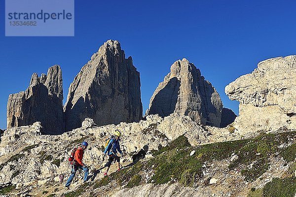Wanderer beim Aufstieg zum Paternkofel mit Blick auf die Drei Zinnen  Sextner Dolomiten  Hochpustertal  Südtirol  Italien  Europa