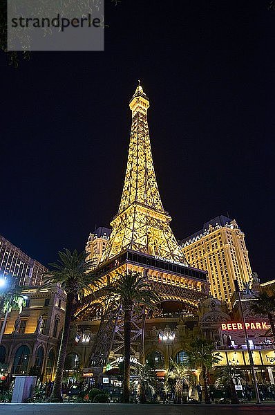 Beleuchtetes Paris Las Vegas Hotel und Casino bei Nacht  mit nachgebautem Eiffelturm  Nachtszene  The Strip  Las Vegas Strip  Las Vegas Boulevard  Las Vegas  Nevada  USA  Nordamerika