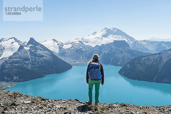 Blick vom Panorama Ridge Wanderweg  Wandern auf einem Felsen  Garibaldi See  Türkischer Gletschersee  Guard Mountain und Deception Peak  Gletscher  Garibaldi Provincial Park  British Columbia  Kanada  Nordamerika