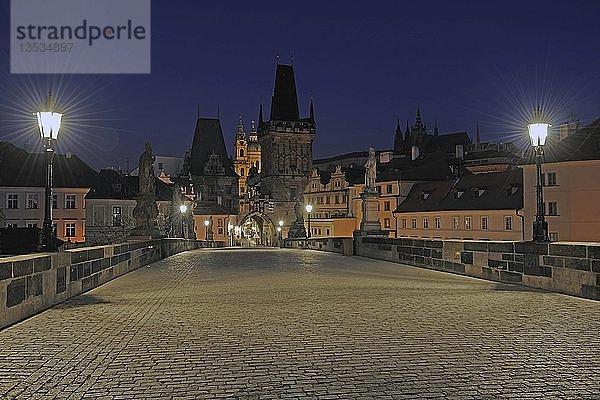 Nachtaufnahme von der Karlsbrücke in Richtung des Stadtteils Malá Strana  Prag  Böhmen  Tschechische Republik  Europa