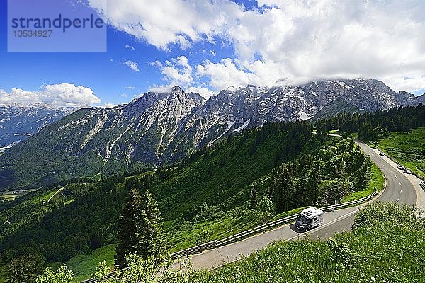 Wohnmobil auf der Rossfeld-Panoramamastraße mit Blick auf den Hohen Göll  Berchtesgadener Land  Oberbayern  Bayern  Deutschland  Europa