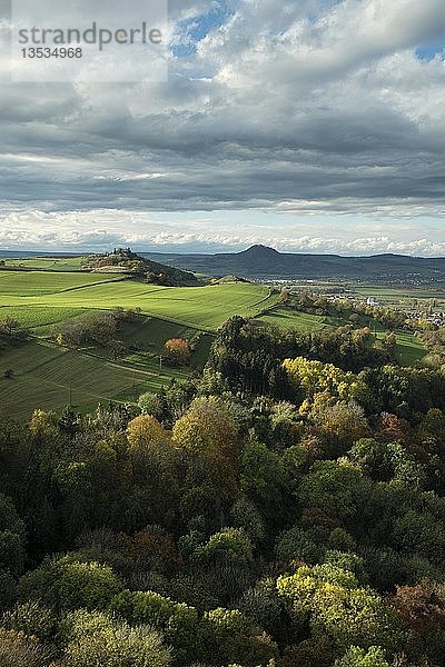 Blick von der Burgruine Hohenkrähen über die Hegauer Landschaft mit Mägdeberg und Hohenhewen  Baden-Württemberg  Deutschland  Europa