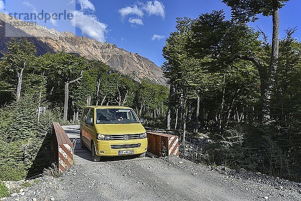 Gelber Reise-Minibus auf dem Weg zum Lago del Desierto am Rio de las Vueltas  nahe El Chalten  Patagonien  Argentinien  Südamerika