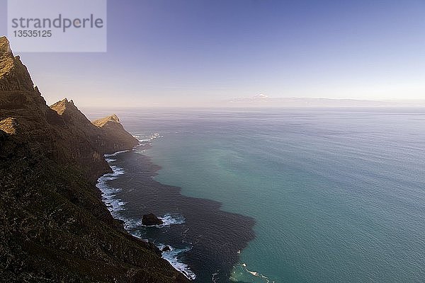 Die Westküste von Gran Canaria  im Hintergrund der Teide auf der Insel Teneriffa  Gran Canaria  Kanarische Inseln  Spanien  Europa