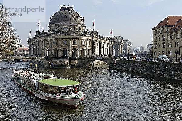 Fahrgastschiff auf der Spree vor dem Bode-Museum  Museumsinsel  UNESCO-Welterbe  Berlin  Deutschland  Europa