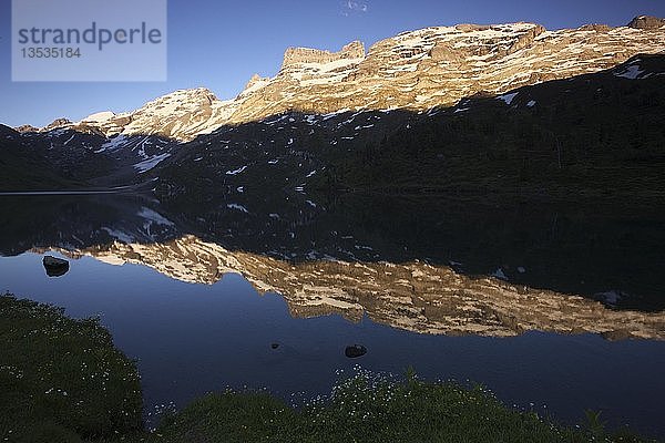 Spiegelung in einem Bergsee im Berner Oberland  Schweiz  Europa