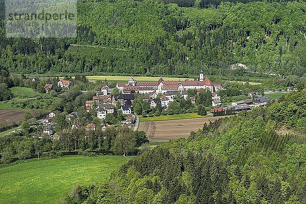 Blick auf die Stadt Beuron und das Benediktinerkloster  Oberes Donautal  Baden-Württemberg  Deutschland  Europa