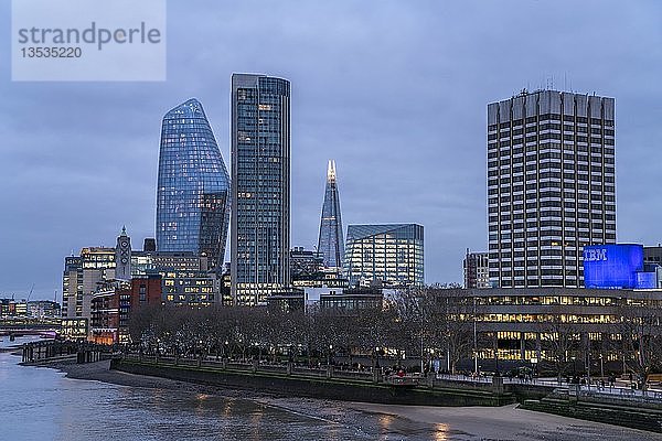 Skyline mit Themse in der Abenddämmerung  London  Großbritannien
