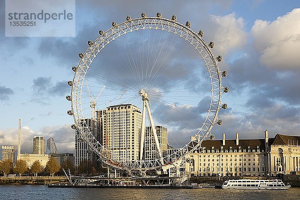 County Hall  London Eye  Riesenrad  Themse  London  England  Großbritannien