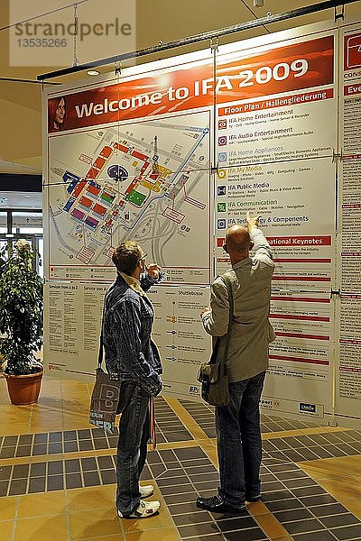 Besucher auf einem Hallenplan der IFA Internationale Funkausstellung 2009 in Berlin  Deutschland  Europa