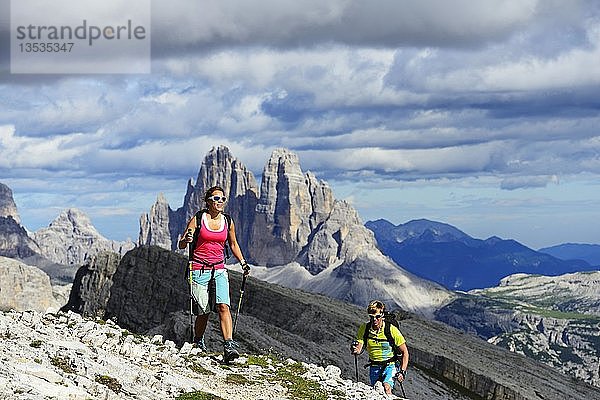 Wanderer beim Aufstieg von der Plätzwiese zum Gipfel des Dürrensteins  im Hintergrund die Gipfel der Drei Zinnen von Lavaredo  Sextener Dolomiten  Hochpustertal  Südtirol  Italien  Europa