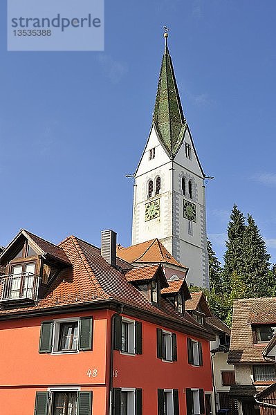 Kirchturm der Pfarrkirche St. Martin in der Gemeinde Sipplingen  Bodensee  Bodenseekreis  Baden-Württemberg  Deutschland  Europa