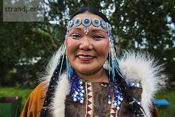 Traditionell gekleidete Koryak-Frau  Ureinwohner von Kamtschatka  Esso  Kamtschatka  Russland  Europa