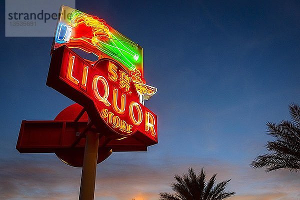 Neon-Leuchtreklame für ein Alkoholgeschäft bei Sonnenuntergang  Liquor Store  Las Vegas Arts District  Downtown  Las Vegas  Nevada  USA  Nordamerika