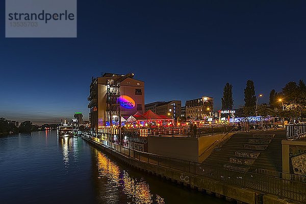 Blick von der Oberbaumbrücke auf ein Restaurant an der Spree bei Nacht  Kreuzberg  Berlin  Deutschland  Europa