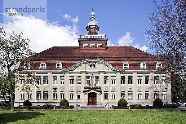 Cloppenburger Amtshaus  ehemals Amtsverwaltung  Katasteramt  Bauamt und Finanzamt  heute Hauptgebäude des Cloppenburger Amtsgerichts  Cloppenburg  Niedersachsen  Deutschland  Europa