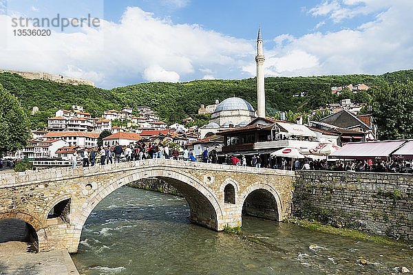 Steinbrücke über den Fluss Bistrica und Sinan-Pascha-Moschee  Prizren  Kosovo  Europa