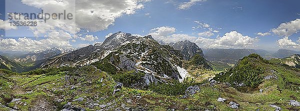 360°-Panorama auf dem Rauhkopf mit Blick auf die Alpspitze und Zugspitze und Garmisch-Partenkirchen  Hupfleitenjoch  Landkreis Garmisch-Partenkirchen  Oberbayern  Bayern  Deutschland  Europa