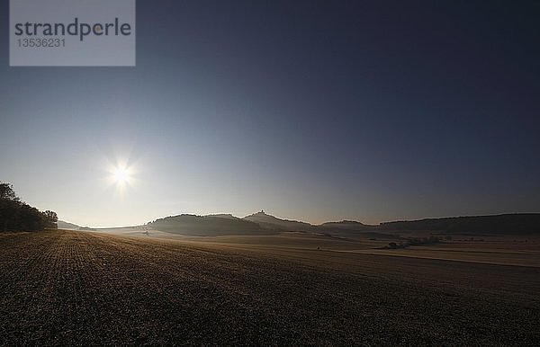 Beleuchtete Landschaft  im Hintergrund die Wachsenburg  Thüringer Wald  Thüringer Wald  Thüringen  Deutschland  Europa