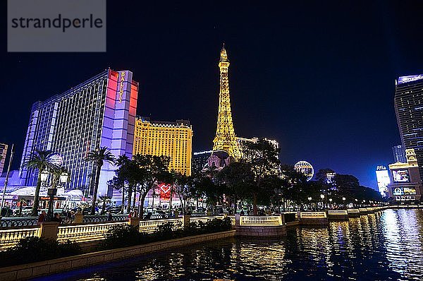 Der Strip bei Nacht  Las Vegas Strip  beleuchtetes Bally's Las Vegas und Paris Las Vegas Hotel und Casino bei Nacht  mit nachgebautem Eiffelturm  Nachtszene  Las Vegas Boulevard  Las Vegas  Nevada  USA  Nordamerika