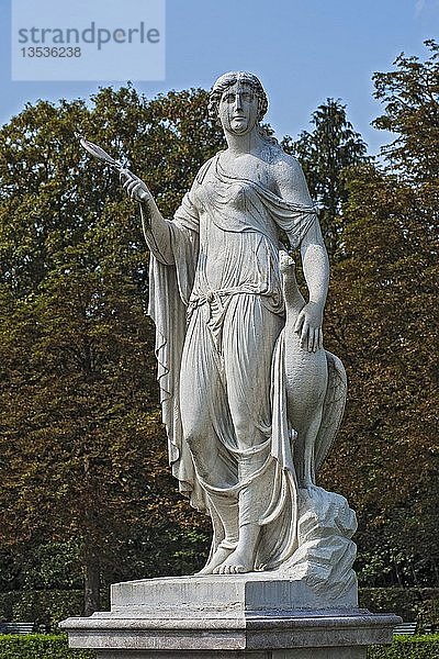 Steinfigur der Juno  von Dominik Auliczek  Schloss Nymphenburg  München  Oberbayern  Bayern  Deutschland  Europa